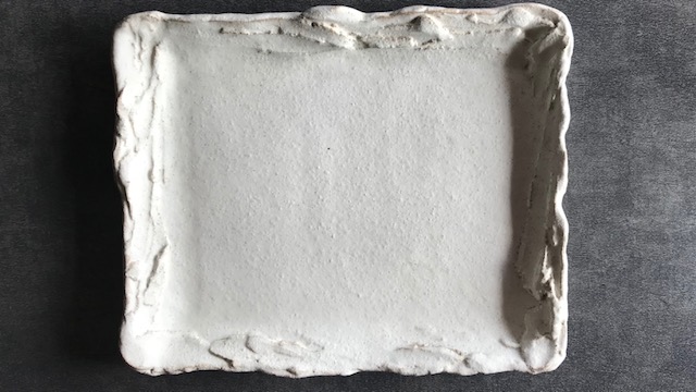 粘土を張り付けて重厚感のある白い長角皿を作りました。