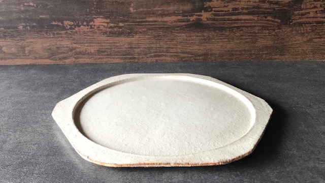 白い粉引の見た目も楽しい六角のプレート皿です。大中小サイズは3種類です。