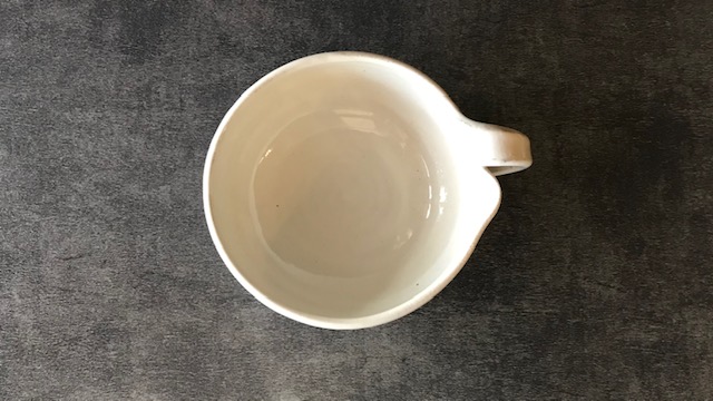 粉引の白いスープカップで透明釉でキラリと光って、重なりやすい構造